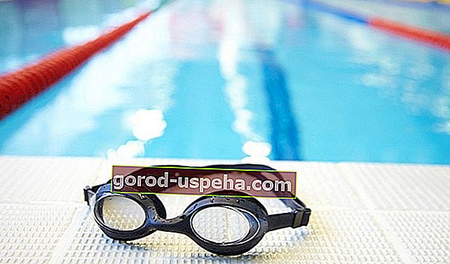 Поддържайте очила за плувен басейн