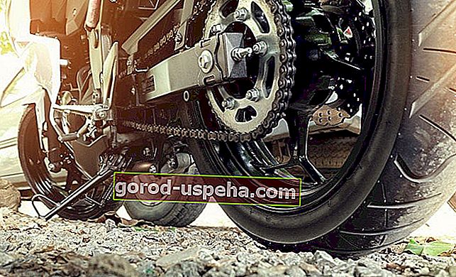 Смазвайте редовно мотоциклетна верига, за да я поддържате правилно