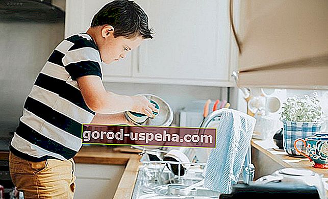 Младо момче, което мие чиниите