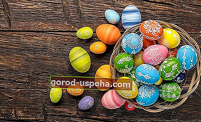 Bir apartman dairesinde Paskalya yumurtalarını gizleme