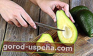 Разрежьте авокадо пополам, чтобы получить сердцевину - Africa Studio - Shutterstock