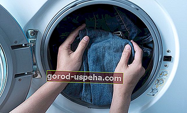 Blugi într-o mașină de spălat