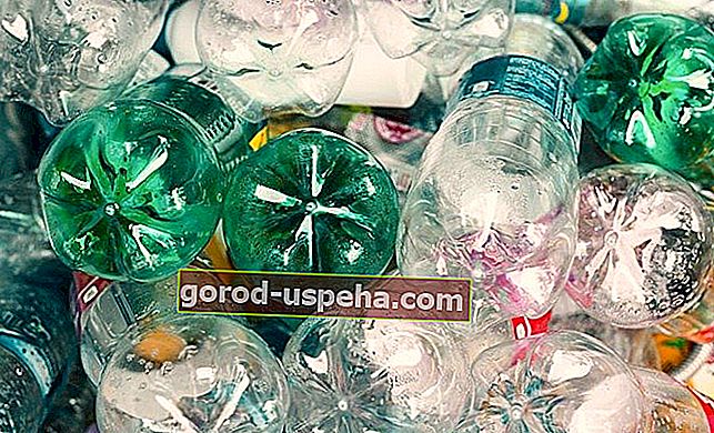 Перерабатывайте пластиковые бутылки для изготовления мелких предметов